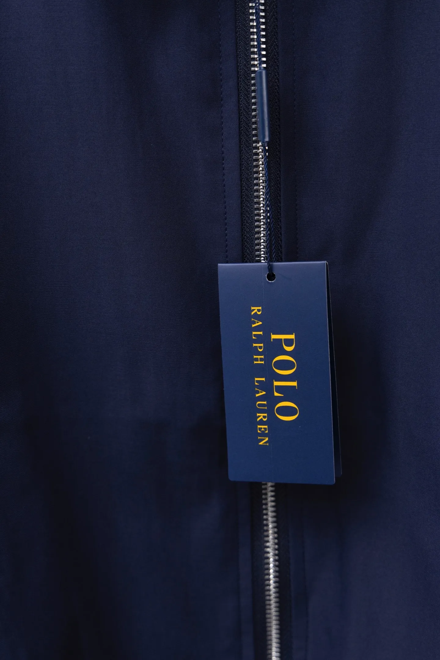 P330 Model number: M018 (original replica) The top version of Ralph Lauren second-hand jacket. This Ralph Lauren second-hand jacket has a high usage rate in autumn and winter. The corduroy collar is very American retro and the denim shirt inside is the Brokeback Mountain outfit that was very popular last year. The inner stripe plaid is a perfect combination of temperature and trend. This is also an eternal classic that both boys and girls can wear. The fabric is really different from others. The new model is not as stiff as the old model. I think it is better to wear. It is 100% pure cotton. The hardness is just right and not that stiff!! This is this year’s upgrade, but I feel it is easier to wear. The embroidery on the chest is made of German Oman embroidery fiber with original data. The embroidery process is very particular. It uses Japanese Tajima machines to ensure the embroidery is exquisite and three-dimensional, which is what I said is different from the ones on the market. About the workmanship, the version is a loose version for both boys and girls!! The coat can be worn longer and is about to go out in October during the Mid-Autumn Festival. Retro will never go out of style. Color: khaki ~ black ~ navy blue size: S-XL S: bust 118, length 70, sleeve length 68, shoulder width 50 M: bust 122, length 72, sleeve length 69, shoulder width 51 L: bust 126, length 74, sleeve length 70, shoulder width 52 XL: Bust 130, length 76, sleeve length 71, shoulder width 53